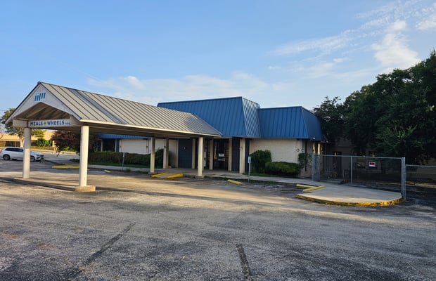 4306 NW Loop 410 — photo 10
