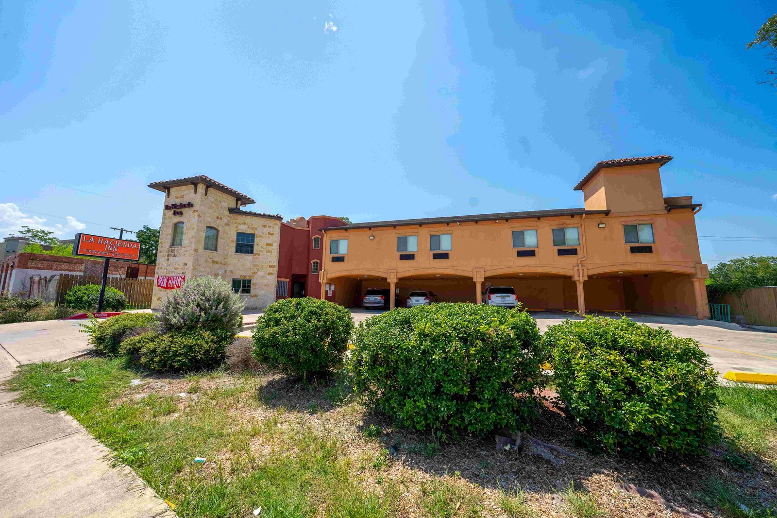 La Hacienda Inn, 1524 E Commerce St & Olive, San Antonio — photo 2