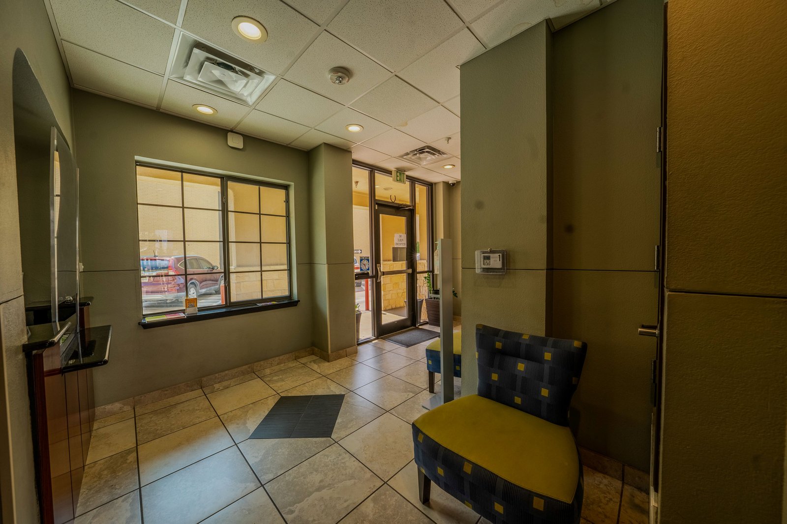 City View Inn & Suites - 1306 E Commerce St & Cherry — photo 11