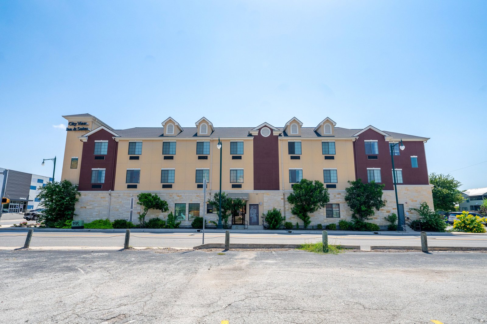 City View Inn & Suites - 1306 E Commerce St & Cherry — photo 3