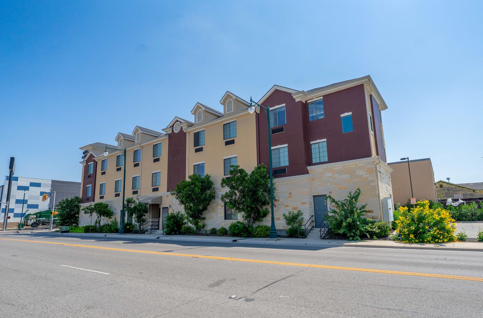 City View Inn & Suites - 1306 E Commerce St & Cherry — photo 4