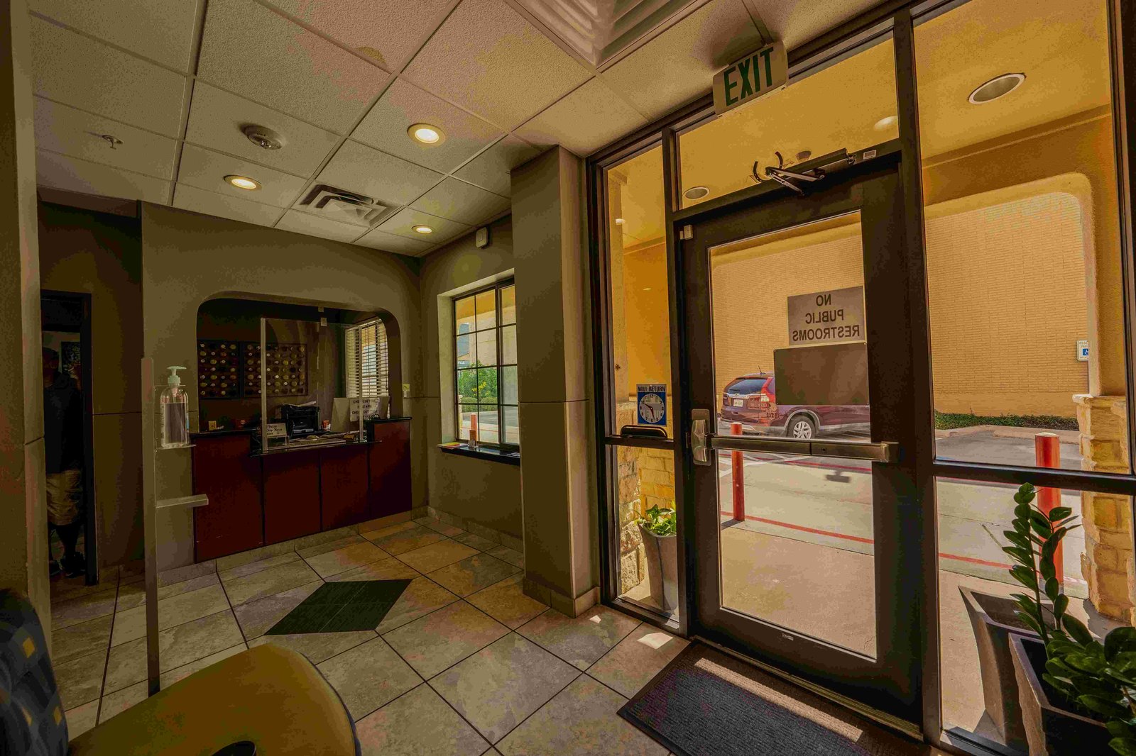City View Inn & Suites - 1306 E Commerce St & Cherry — photo 10