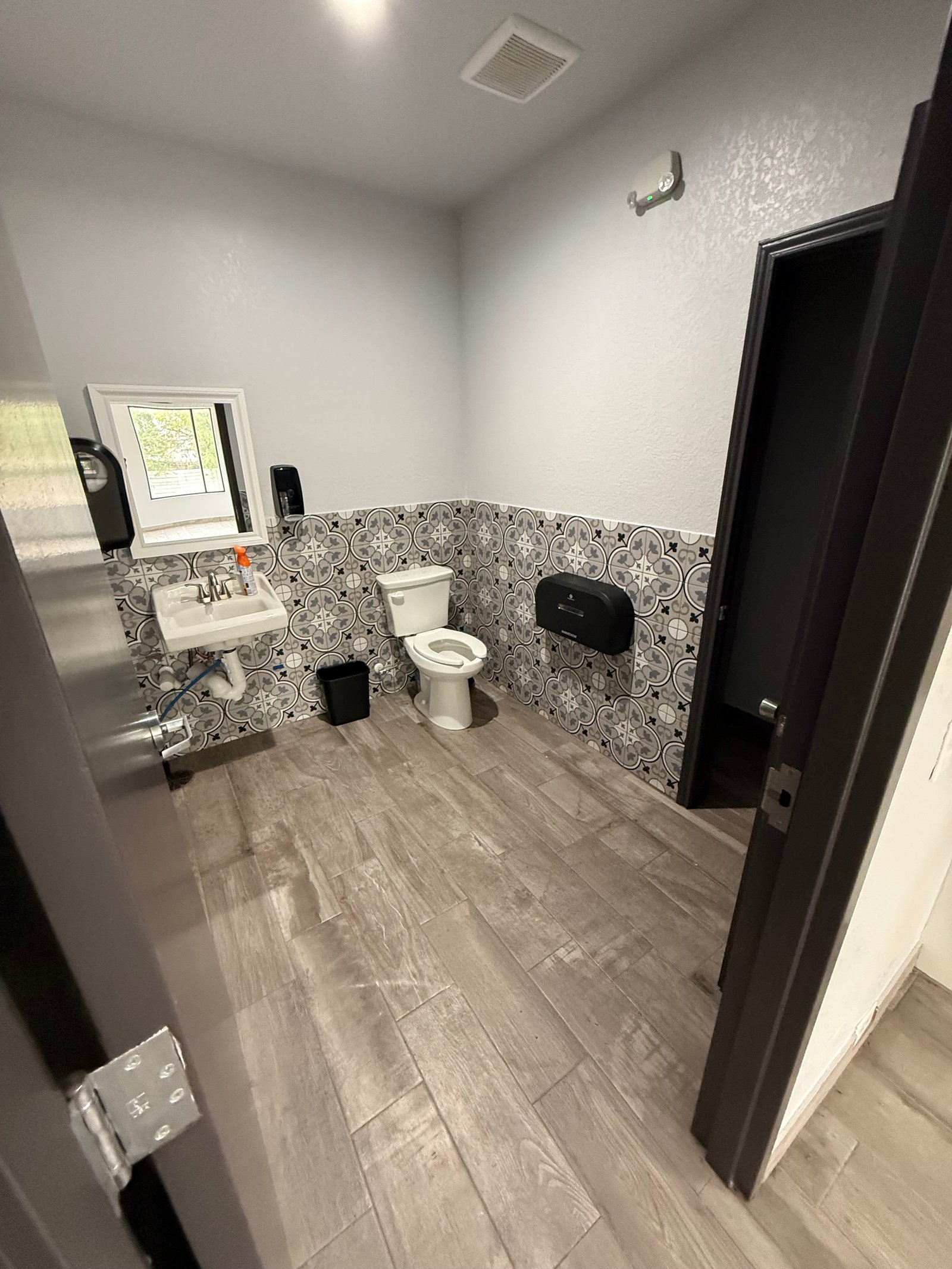 1443 w hildebrand — photo 18