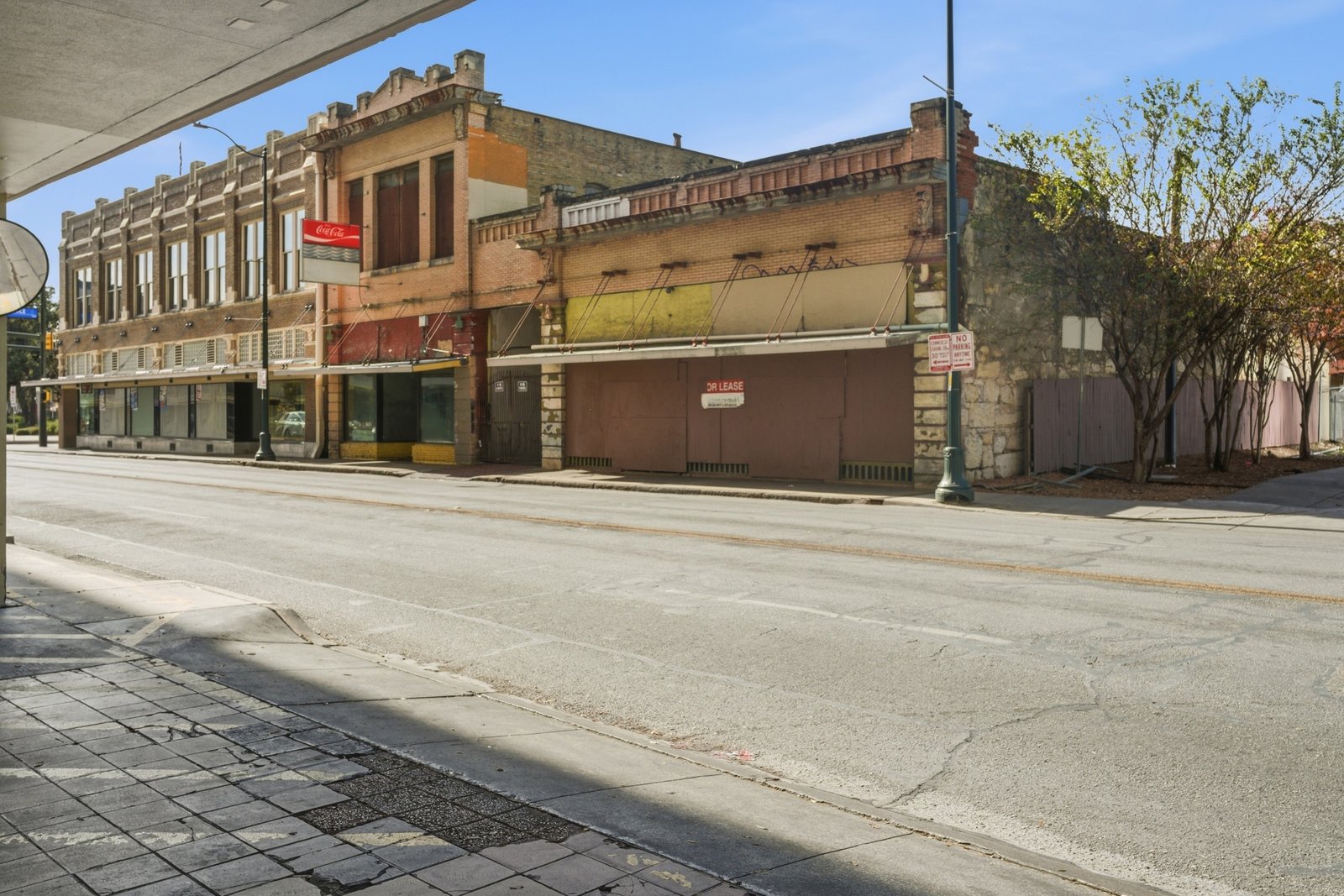 111-113 N Flores St