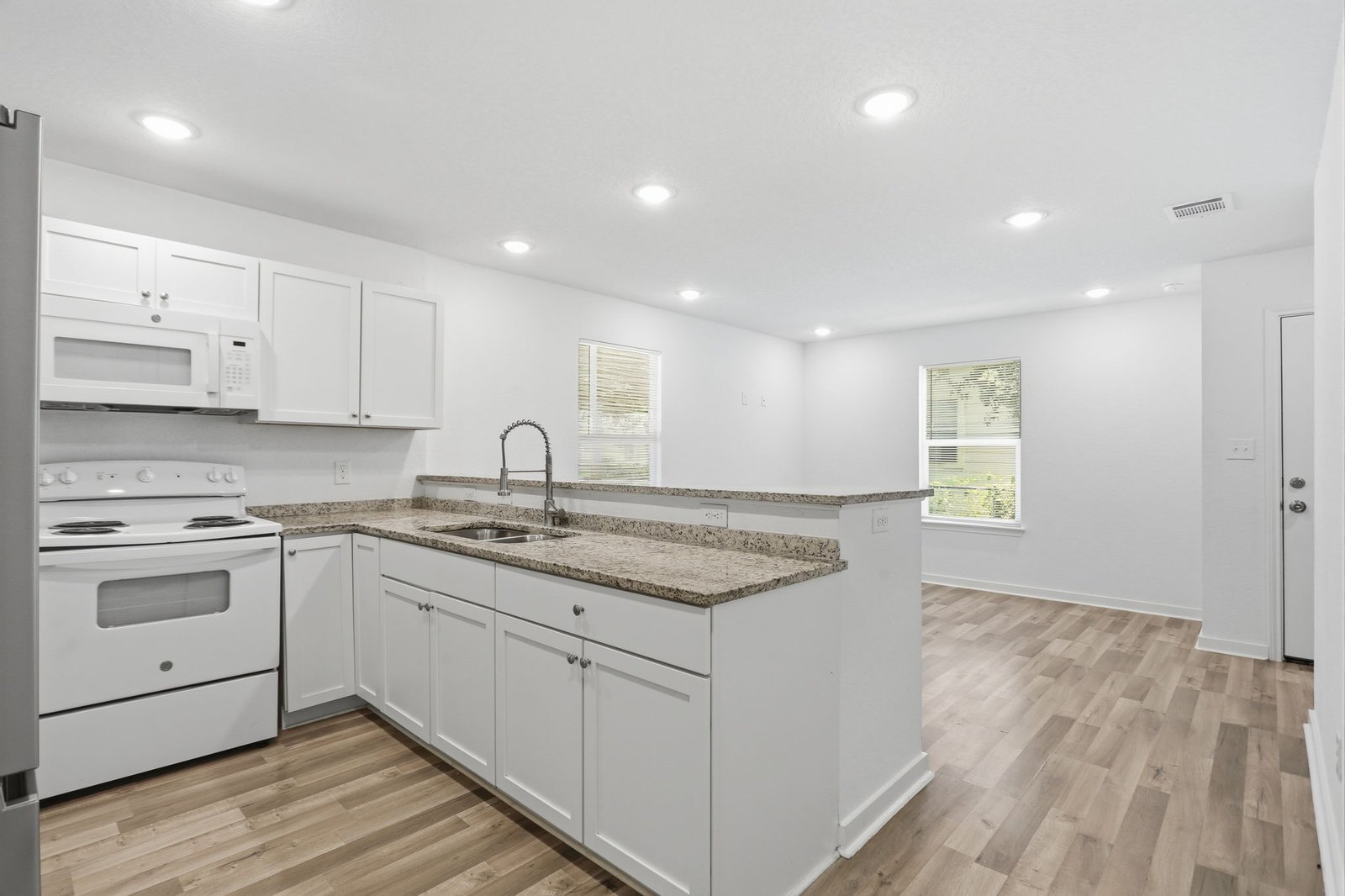1522 S Elmendorf St Triplex — photo 14