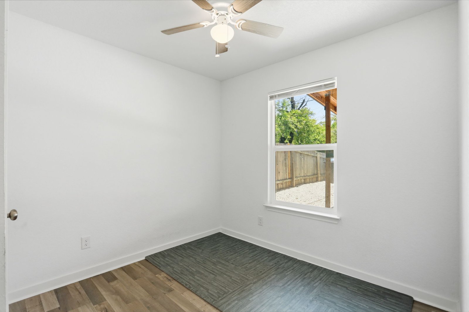 1522 S Elmendorf St Triplex — photo 16