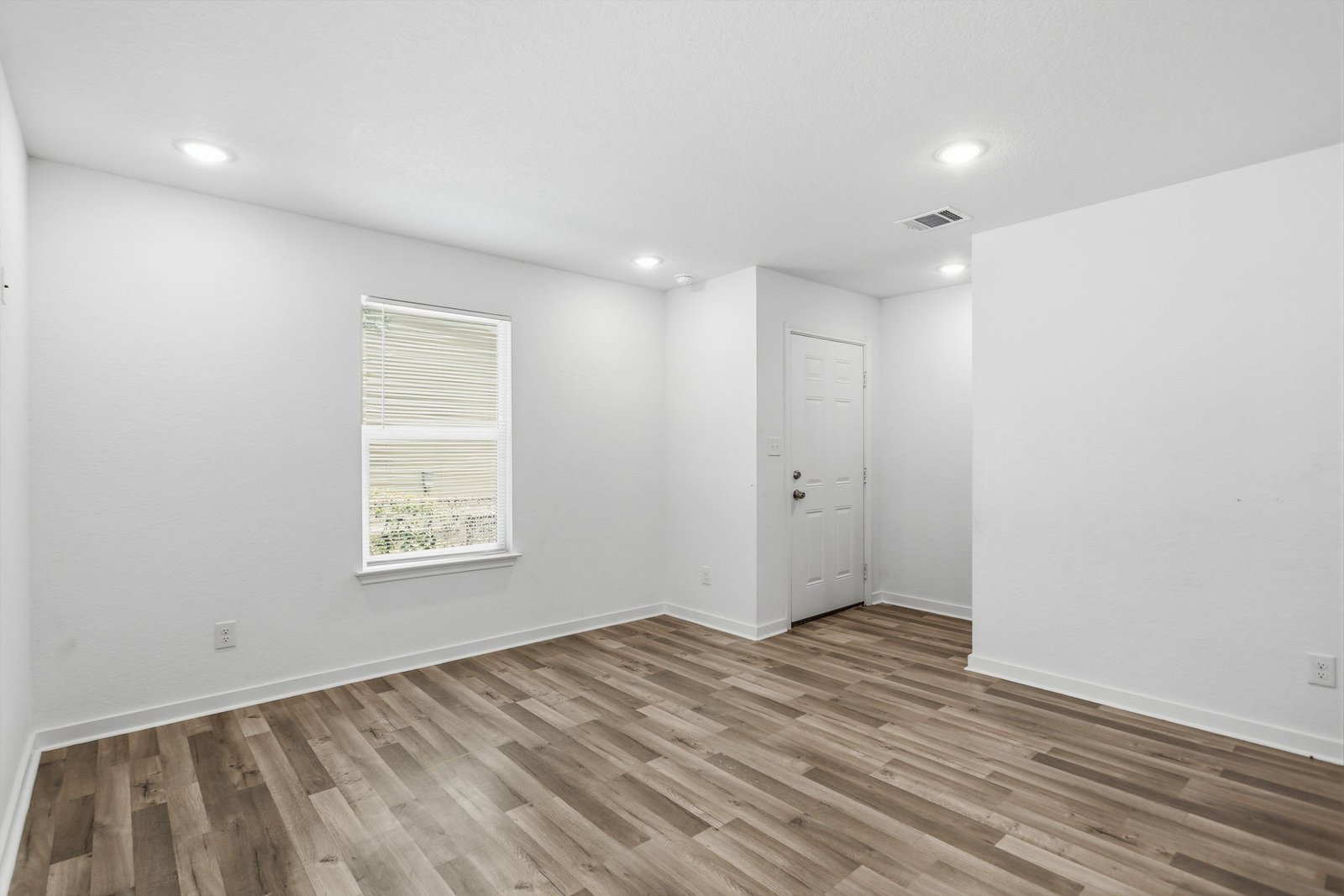 1522 S Elmendorf St Triplex — photo 7