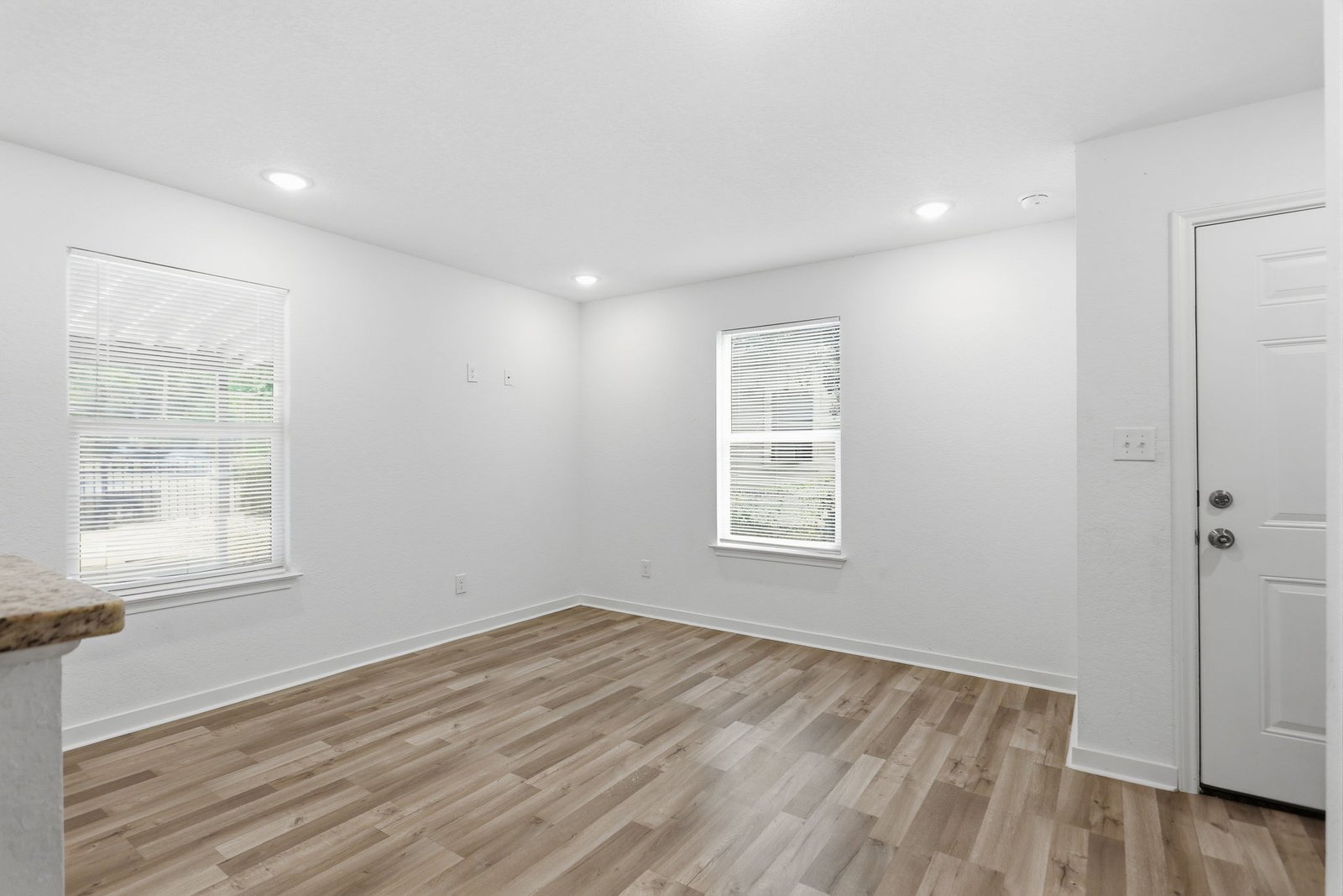 1522 S Elmendorf St Triplex — photo 8
