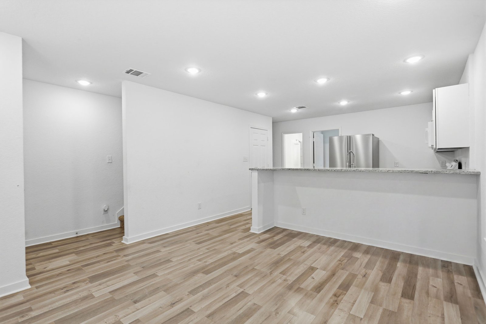 1522 S Elmendorf St Triplex — photo 9